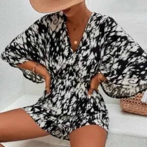 Dokotoo Black White Pattern Oversized V Neck Romper Jumpsuit Women’s Large NWT - Picture 3 of 9